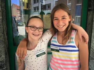 Anna Chiara und Jule Schüler Helfen Leben Sozialer Tag am 19.06.2019 bei OTTO STÖBEN Immobilien Kiel