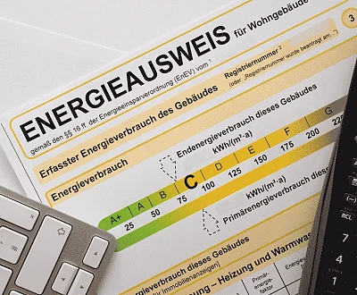 Energieausweis zum Stromverbrauch um Strom zu sparen von s-motive (AdobeStock)