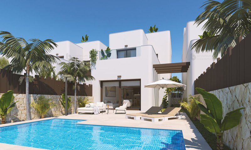 Wunderschöne Villen mit 3 Schlafzimmern, 3 Bädern, Dachterrasse, Fußbodenheizung in Bädern und Privatpool nur 1 km vom Strand