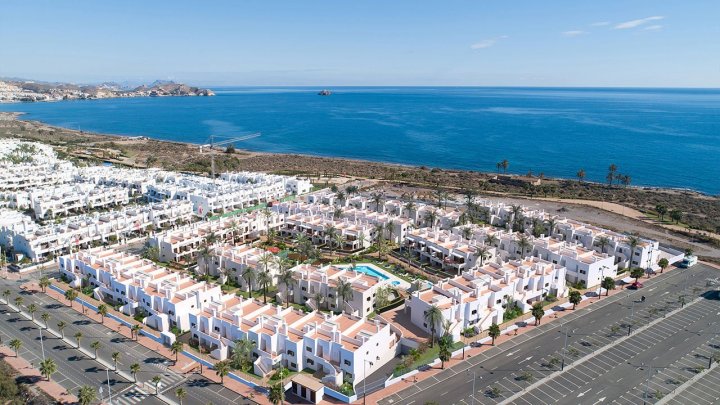 Erdgeschoss-Wohnungen mit 2 Schlafzimmern, 1 - 2 Bädern, Tiefgaragenstellplatz und Gemeinschaftspool in erster Linie am Strand