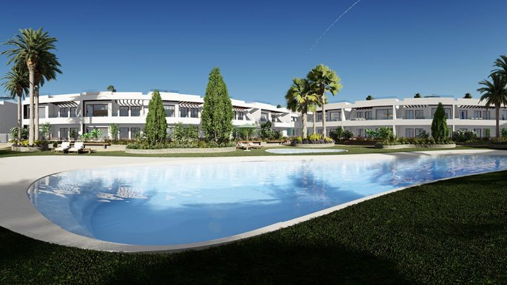 Moderne Erdgeschoss-Wohnungen mit 2 Schlafzimmern, 2 Bädern, Klimaanlage, Alarmanlage und Gemeinschaftspool nur 250 m vom Meer