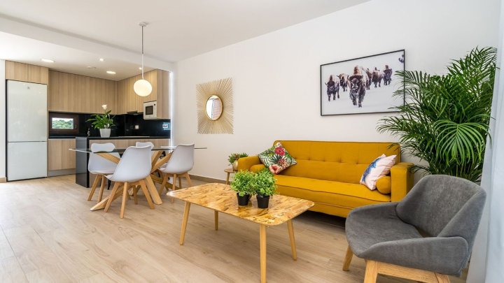 Exklusive Obergeschoss-Wohnungen mit 3 Schlafzimmern, 2 Bädern, Dachterrasse und Gemeinschaftspool