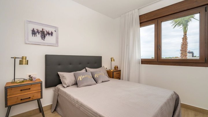 Exklusive Obergeschoss-Wohnungen mit 3 Schlafzimmern, 2 Bädern, Dachterrasse und Gemeinschaftspool