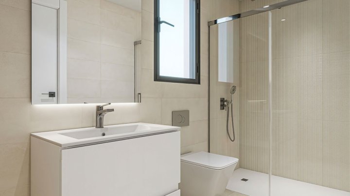 Appartements mit 3 Schlafzimmern, 2 Bädern, Klimaanlage, Fußbodenheizung in Bädern, Tiefgaragen-Stellplatz und Meerblick nur 300 m vom Strand