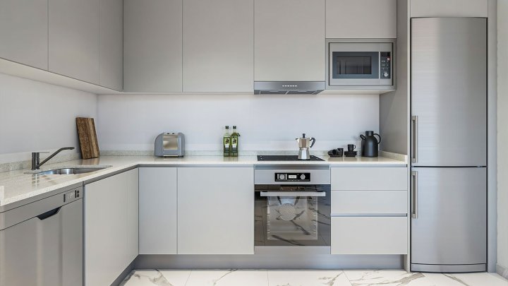 Appartements mit 3 Schlafzimmern, 2 Bädern, Klimaanlage, Fußbodenheizung in Bädern, Tiefgaragen-Stellplatz und Meerblick nur 300 m vom Strand