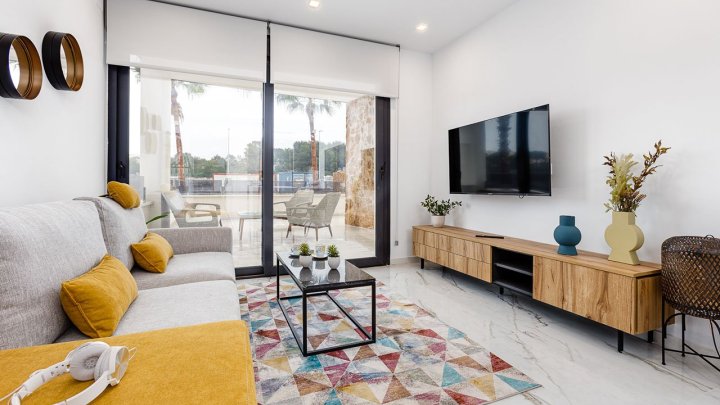 Appartements mit 2 Schlafzimmern und 2 Bädern in abgeschlossener Anlage mit Gemeinschaftspool, Fitnessraum, Sauna und Jacuzzi
