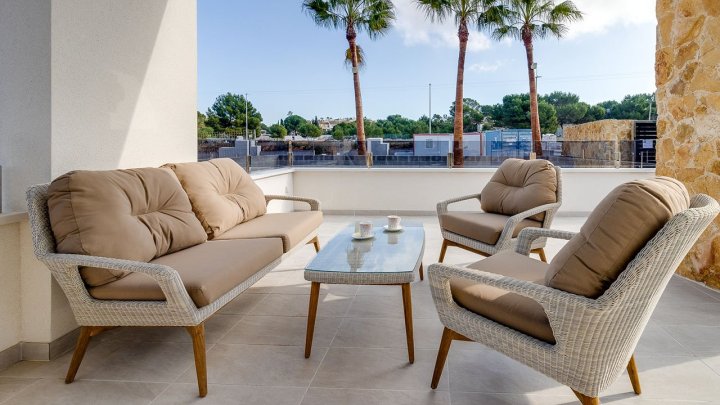 Penthouse-Wohnungen mit 2 Schlafzimmern, 2 Bädern und Dachterrasse  in abgeschlossener Anlage mit Gemeinschaftspool, Fitnessraum, Sauna und Jacuzzi