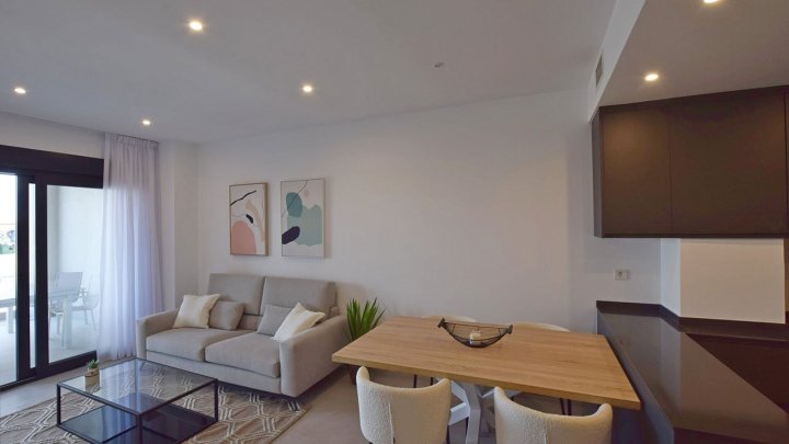 Appartements mit 2 Schlafzimmern, 2 Bädern, Vorinstallation Klimaanlage, Kfz-Stellplatz und Gemeinschaftspool nur 700 m vom Strand