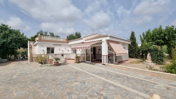 Schöne Villa auf einer Etage von 125 m² und mit einem Grundstück von 1.267 m² mit einem privaten Pool von 8×4 m.