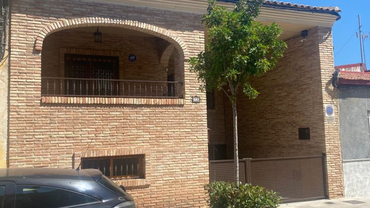 Attraktives und gepflegtes Landhaus mit 4 Schlafzimmern und 3 Bädern