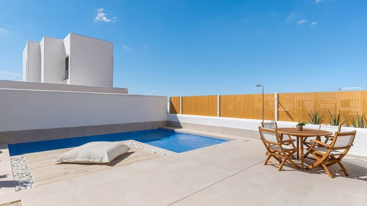 Zweigeschossige Villen mit 3 Schlafzimmern, 2 Bädern, Vorinstallation Klimaanlage und Privatpool am Golfplatz von La Serena Golf