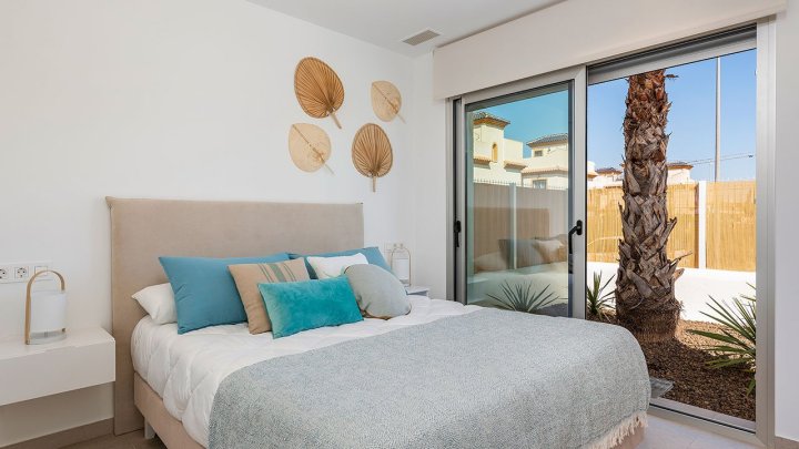 Zweigeschossige Villen mit 3 Schlafzimmern, 2 Bädern, Vorinstallation Klimaanlage und Privatpool am Golfplatz von La Serena Golf