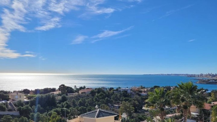 Villa mit beeindruckender Aussicht auf das Meer und Panoramablick auf die Küste