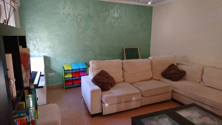 Große 3-Zimmer-Wohnung im Zentrum von Benidoleig.