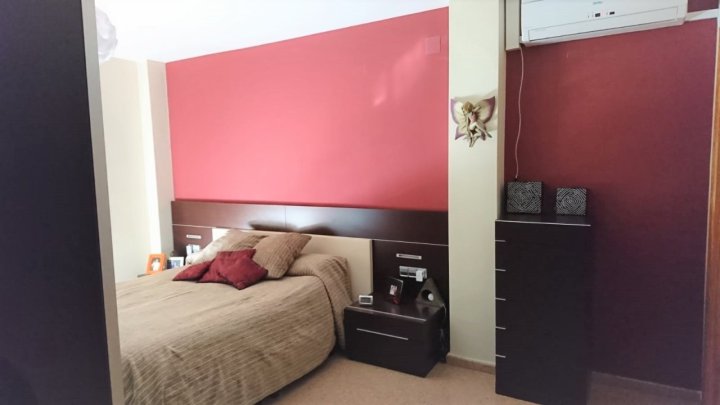 Große 3-Zimmer-Wohnung im Zentrum von Benidoleig.