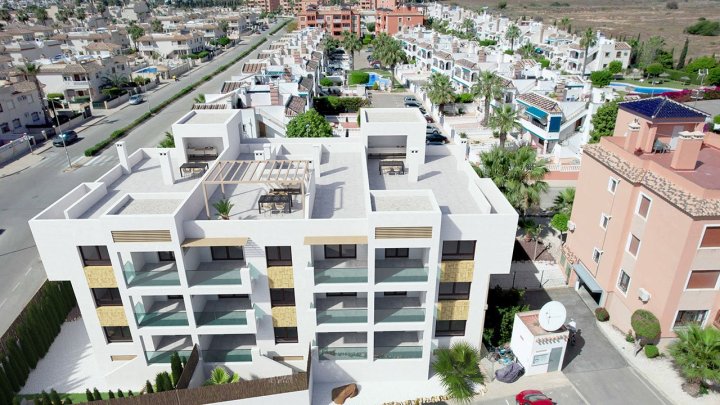 Appartements mit 2 Schlafzimmern, 2 Bädern, Domotiksystem, Alarmanlage, Gemeinschaftspool, Aufzug und Tiefgaragenstellplatz