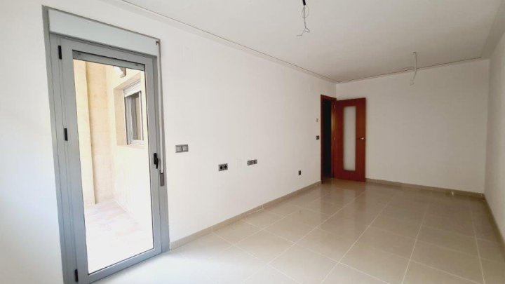 Attraktive Wohnung mit 2 Schlafzimmern und 2 Bädern, nur 300 Meter zum Meer