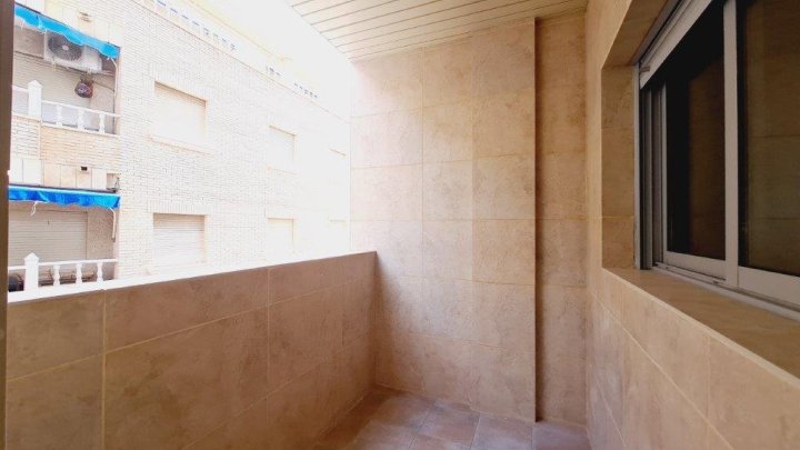 Attraktive Wohnung mit 2 Schlafzimmern und 2 Bädern, nur 300 Meter zum Meer