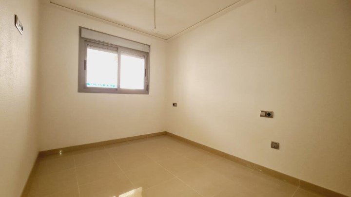 Attraktive Wohnung mit 2 Schlafzimmern und 2 Bädern, nur 300 Meter zum Meer