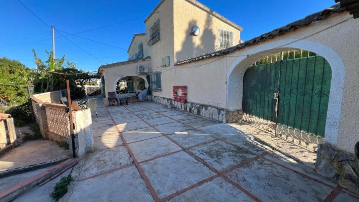 Rustikale Finca mit Brunnen, 6200m2 Land und nahe an Denia