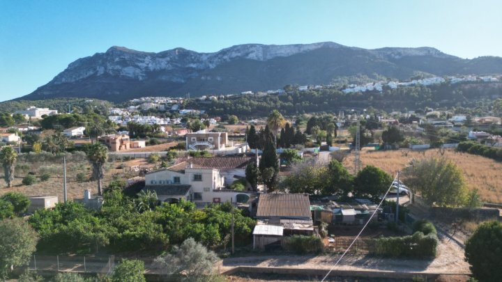 Rustikale Finca mit Brunnen, 6200m2 Land und nahe an Denia