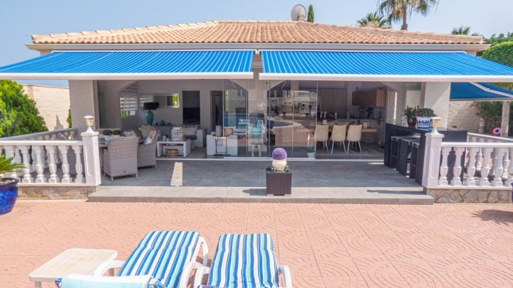 Attraktive freistehende Villa mit Sommerhaus 