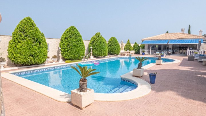 Attraktive freistehende Villa mit Sommerhaus 