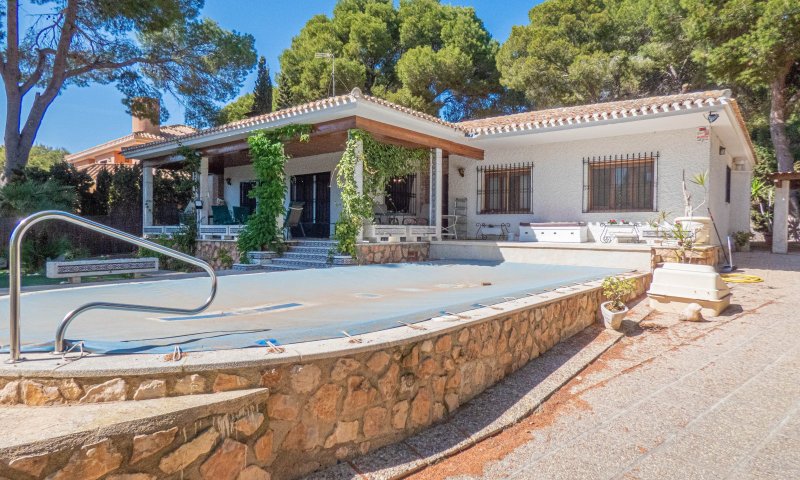 Attraktive Ebenerdige Villa mit 268 m² Wohnfläche auf 800 m² Grundstück 