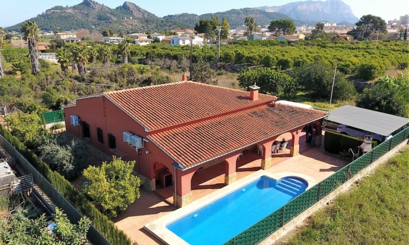 Schöner spanischer Stil Finca mit Pool, Grill, Garage, Carport, Klimaanlagen, zu Fuß in die Stadt.