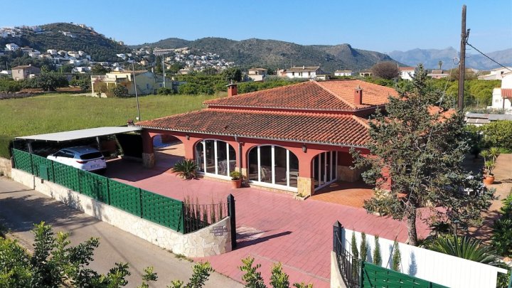 Schöner spanischer Stil Finca mit Pool, Grill, Garage, Carport, Klimaanlagen, zu Fuß in die Stadt.