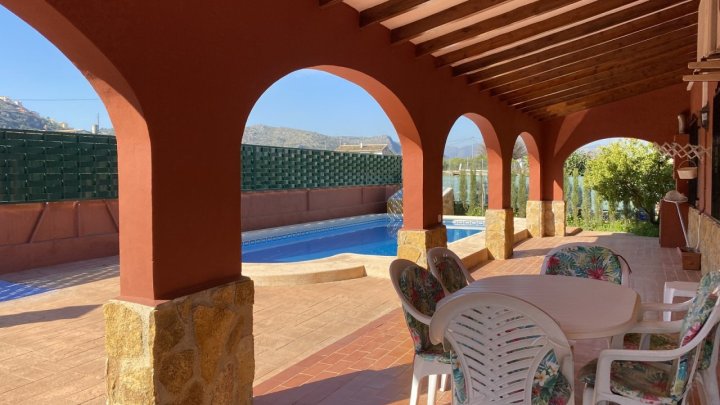 Schöner spanischer Stil Finca mit Pool, Grill, Garage, Carport, Klimaanlagen, zu Fuß in die Stadt.