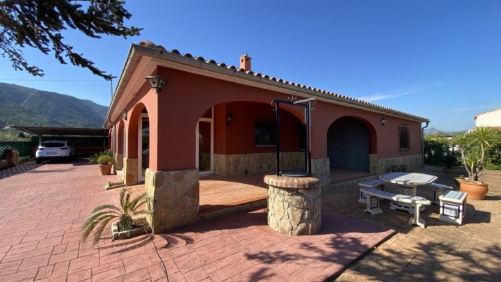 Schöner spanischer Stil Finca mit Pool, Grill, Garage, Carport, Klimaanlagen, zu Fuß in die Stadt.