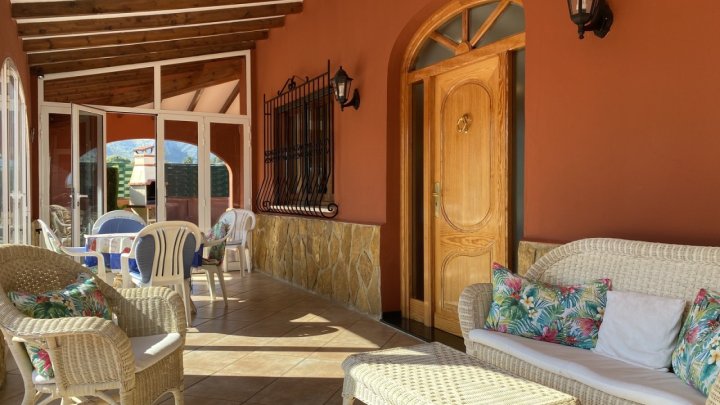 Schöner spanischer Stil Finca mit Pool, Grill, Garage, Carport, Klimaanlagen, zu Fuß in die Stadt.