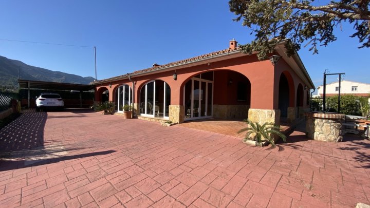 Schöner spanischer Stil Finca mit Pool, Grill, Garage, Carport, Klimaanlagen, zu Fuß in die Stadt.