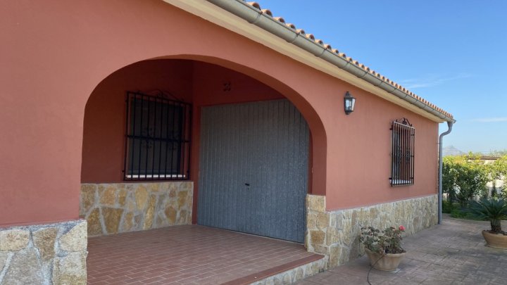 Schöner spanischer Stil Finca mit Pool, Grill, Garage, Carport, Klimaanlagen, zu Fuß in die Stadt.