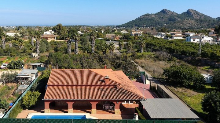 Schöner spanischer Stil Finca mit Pool, Grill, Garage, Carport, Klimaanlagen, zu Fuß in die Stadt.