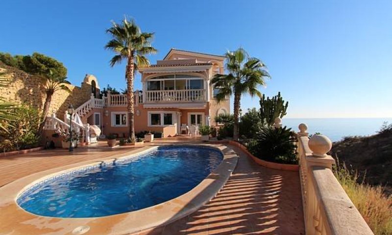 Schöne Villa mit großem privatem Pool und beeindruckendem Blick über die Küste