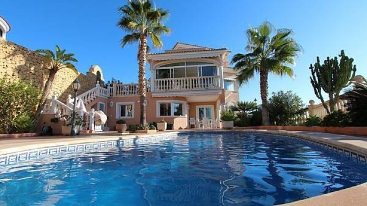 Schöne Villa mit großem privatem Pool und beeindruckendem Blick über die Küste