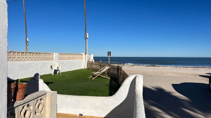 Strandhaus direkt am Strand von Els Poblets mit 2 Schlafzimmern mit unschlagbarem Blick auf das Meer.