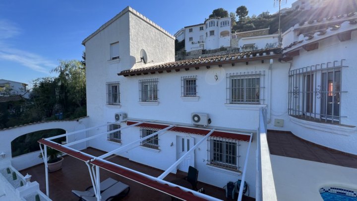  Makellose Villa mit freiem Meer-und Bergblick und separatem Apartment mit grosser Terrasse auf dem Monte Pego
