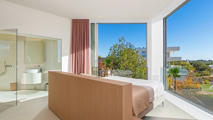 Luxusvilla mit 3 Schlafzimmern, 3 Bädern, Gäste-WC und Privatpool im exklusiven Las Colinas Golf Resort
