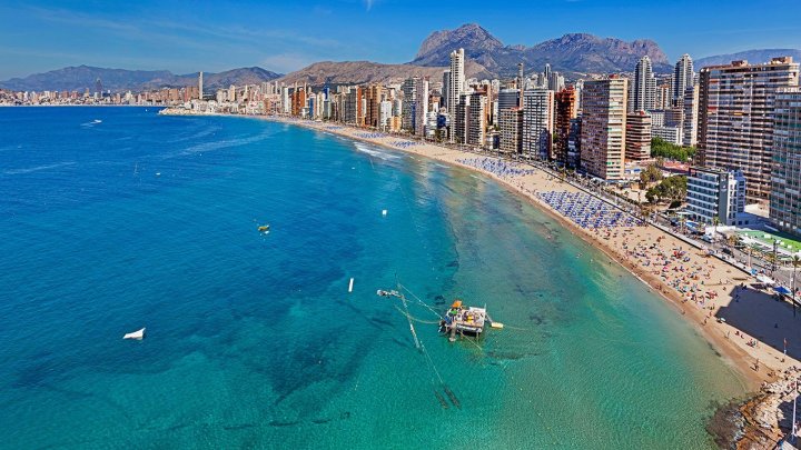 Doppelhaushälften mit 3 Schlafzimmern, 2 Bädern, Gäste-WC, Keller und zum Teil auch mit Meerblick in wunderschöner Anlage nur 5 km vom Strand