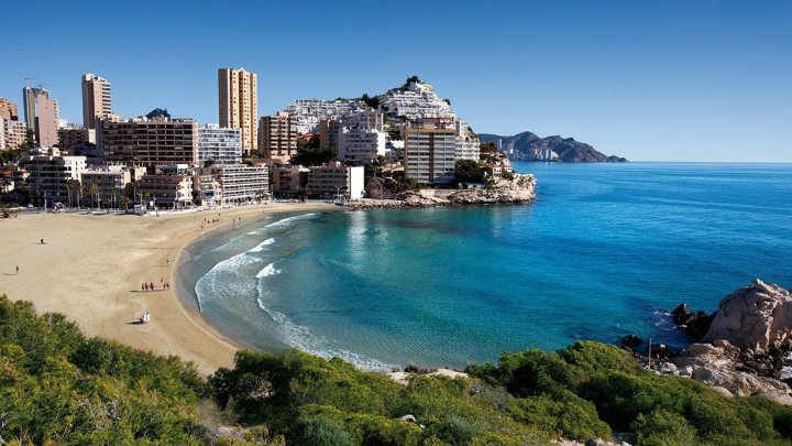 Doppelhaushälften mit 3 Schlafzimmern, 2 Bädern, Gäste-WC, Keller und zum Teil auch mit Meerblick in wunderschöner Anlage nur 5 km vom Strand