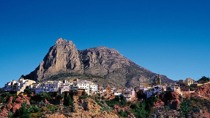 Villen mit 4 Schlafzimmern, 2 Bädern, Gäste-WC und zum Teil auch mit Meerblick in wunderschöner Anlage nur 5 km vom Strand