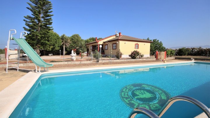 Villa mit 4 Schlafzimmern und großem Pool, auf einem großzügigen Grundstück ohne Stromleitungen und in unmittelbarer Nähe zum Strand