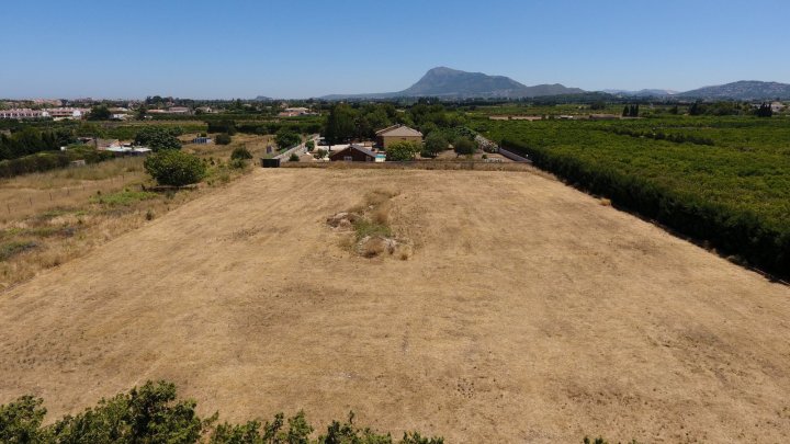 Villa mit 4 Schlafzimmern und großem Pool, auf einem großzügigen Grundstück ohne Stromleitungen und in unmittelbarer Nähe zum Strand