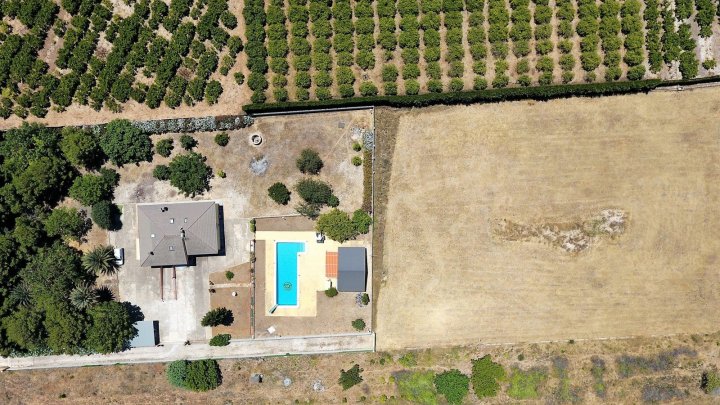 Villa mit 4 Schlafzimmern und großem Pool, auf einem großzügigen Grundstück ohne Stromleitungen und in unmittelbarer Nähe zum Strand