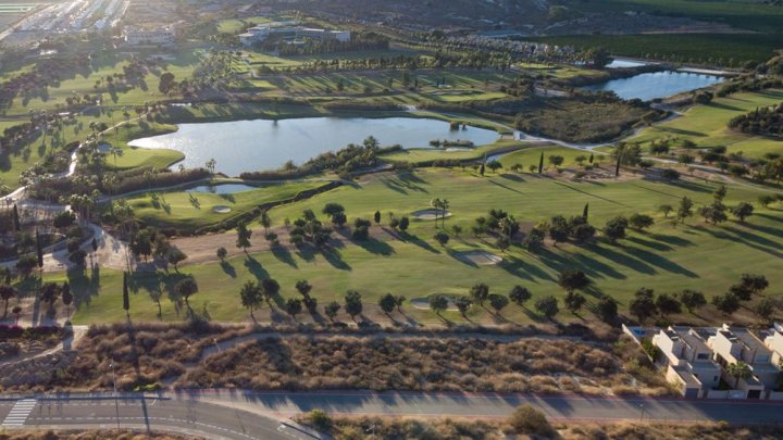 Fantastische Villen mit 3 Schlafzimmern, 3 Bädern, Klimaanlage, Fußbodenheizung und Privatpool in erester Linie am Golfplatz