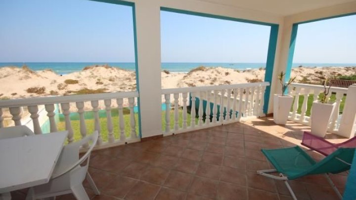 Strandvilla mit Pool, 2 Wohnungen und direktem Zugang zum Dünenstrand von Oliva