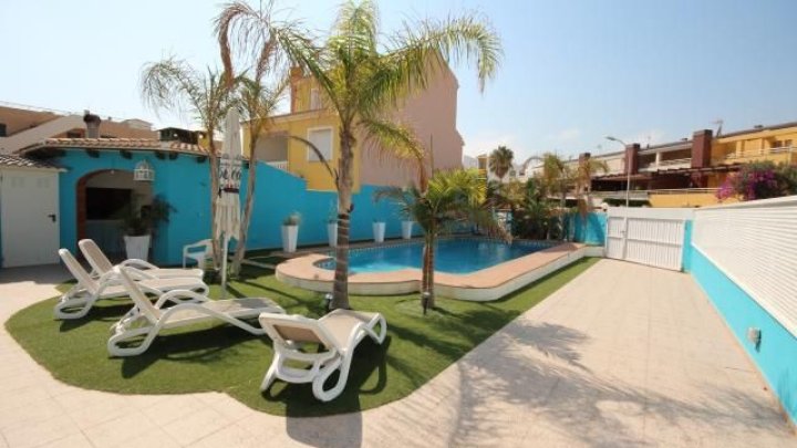 Strandvilla mit Pool, 2 Wohnungen und direktem Zugang zum Dünenstrand von Oliva